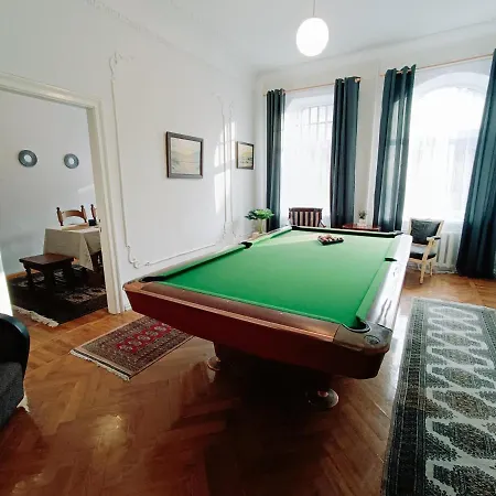 Unique Spacious Classic 3 Bedroom Midtown ! Billiard ! * リガ