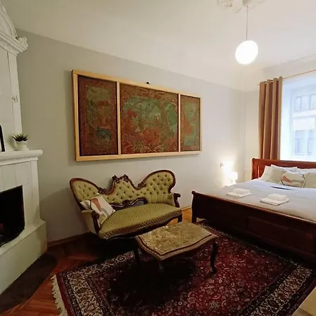 Unique Spacious Classic 3 Bedroom Midtown ! Billiard ! Apartment