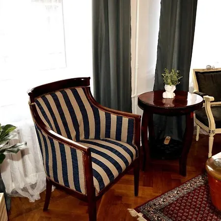 Unique Spacious Classic 3 Bedroom Midtown ! Billiard ! Apartment *