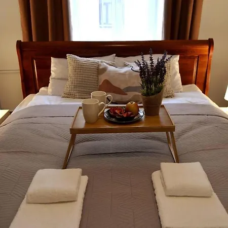 Unique Spacious Classic 3 Bedroom Midtown ! Billiard ! アパート *