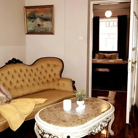 Apartment Unique Spacious Classic 3 Bedroom Midtown ! Billiard ! *