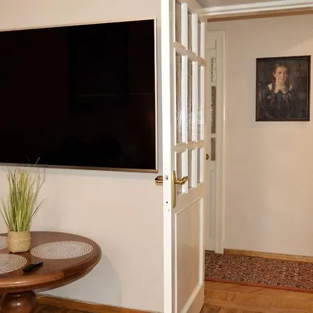 Unique Spacious Classic 3 Bedroom Midtown ! Billiard ! Апартаменты Рига